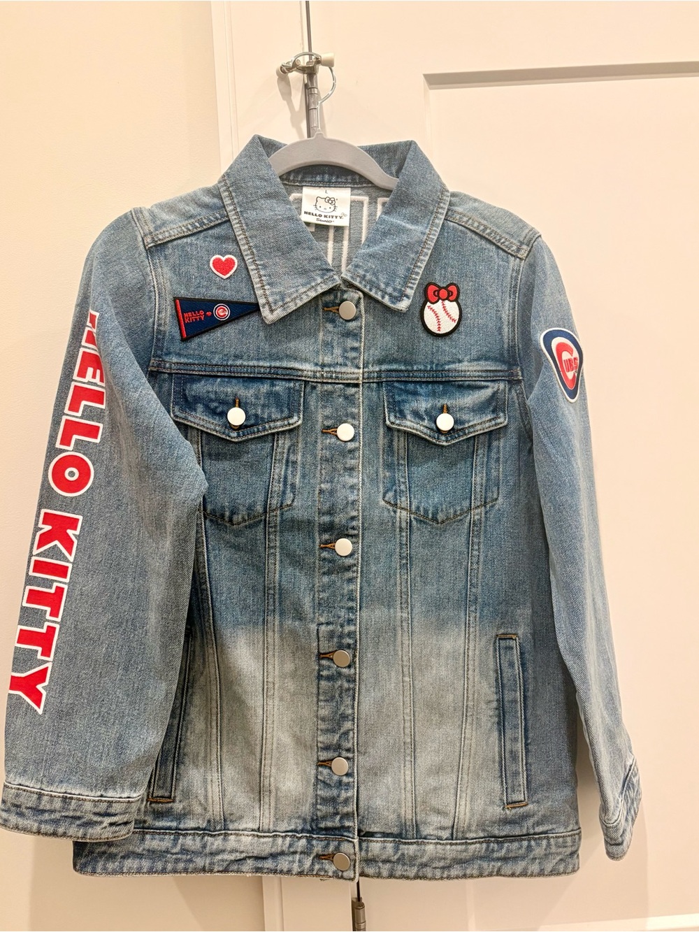 2026 MLB Hello Kitty x Cubs Denim Jacket (Med) + Hello Kitty Plushie - Picture 2 of 7